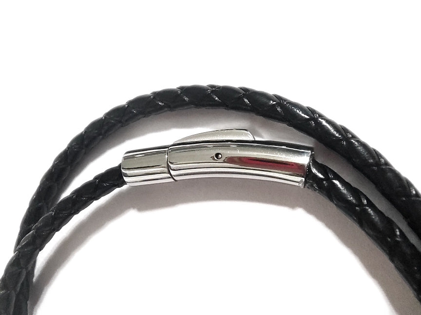 detail of the clasp on mens keepsake bracelet